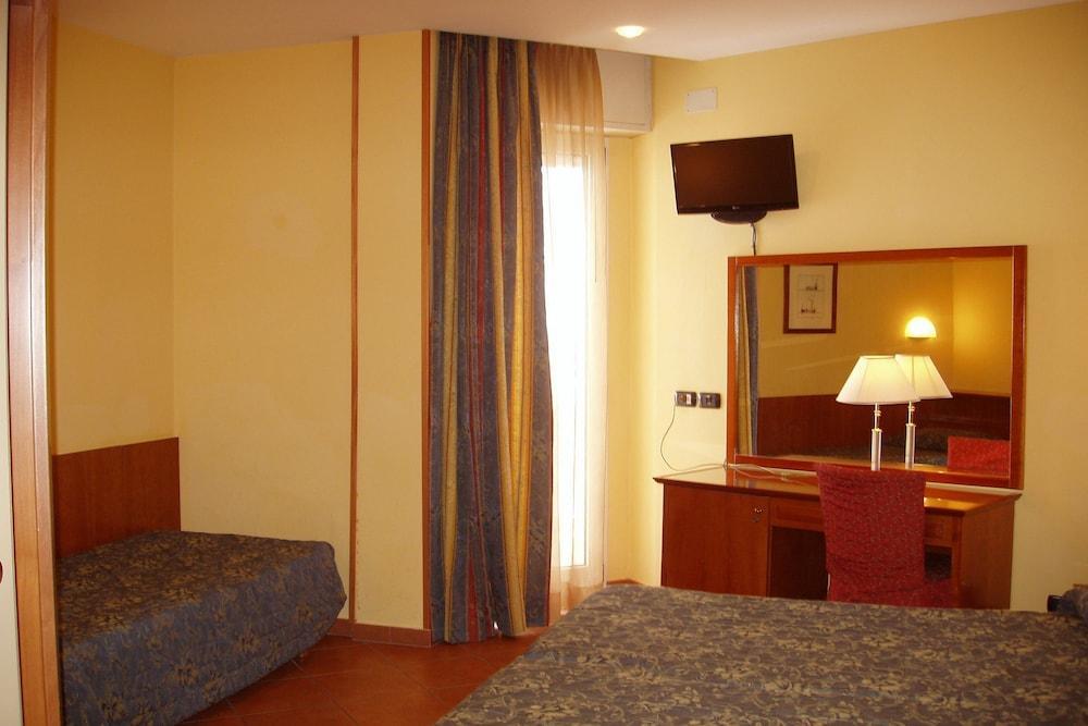 רימיני Hotel Audi Frontemare מראה חיצוני תמונה
