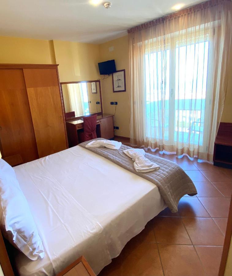 רימיני Hotel Audi Frontemare מראה חיצוני תמונה