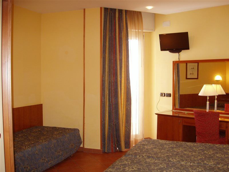 רימיני Hotel Audi Frontemare מראה חיצוני תמונה